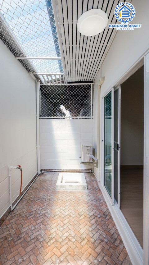 *****ทาวน์เฮ้าส์มือสองย่านกรุงเทพฯ ม.กรุงเทพ-นนทบุรี ซอยกรุงเทพ-นนทบุรี39 เนื้อที่ 17.30 ตร.ว. ฟังก์ชัน 2 ห้องนอน 2 ห้องน้ำ ที่จอดรถ 1 คัน บ้านสวยตกแต่งสไตล์ minimalism สวยงาม พร้อมเข้าอยู่ ทำเลแห่งการเดินทาง ใกล้รถไฟฟ้าสายสีม่วง "วงศ์สว่าง" เชื่อมต่อถนนวงศ์สว่าง ถนนรัชดาภิเษก ถนนประชาชื่น ฯลฯ จองได้แล้ววันนี้!